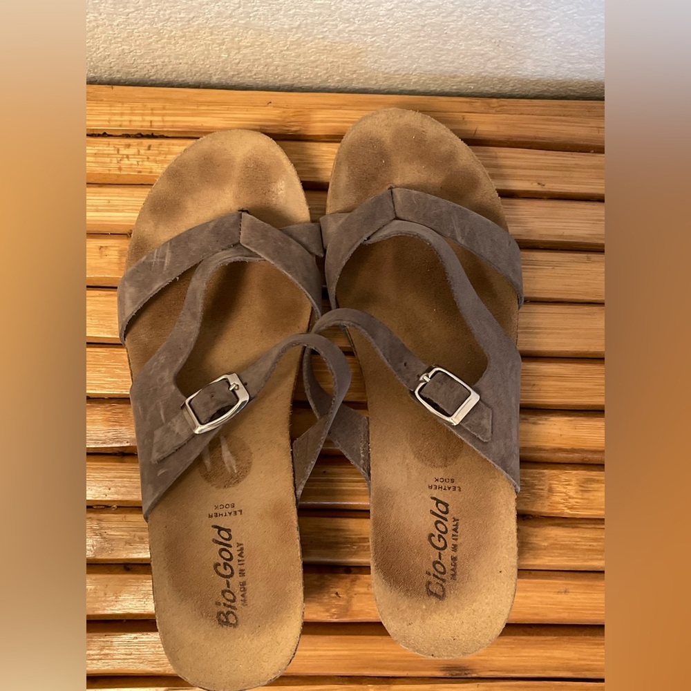 Cute Bio-Gold sandals - Picture 4 of 9